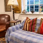 Character Cottage In Historic Hampstead